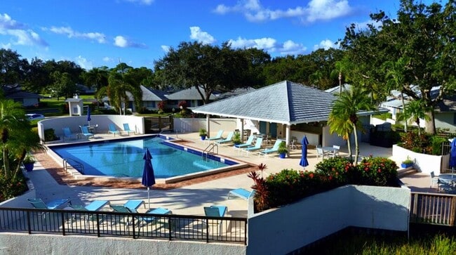 Building Photo - 707 Club Dr