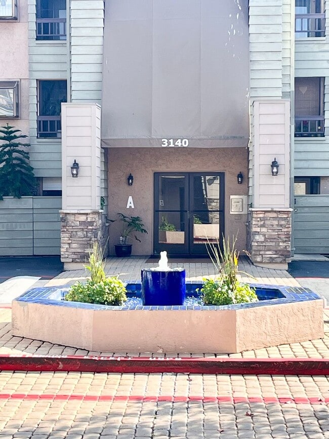 Building Photo - Charming 2 Bed 2 Bath Condo with Washer and Dryer!