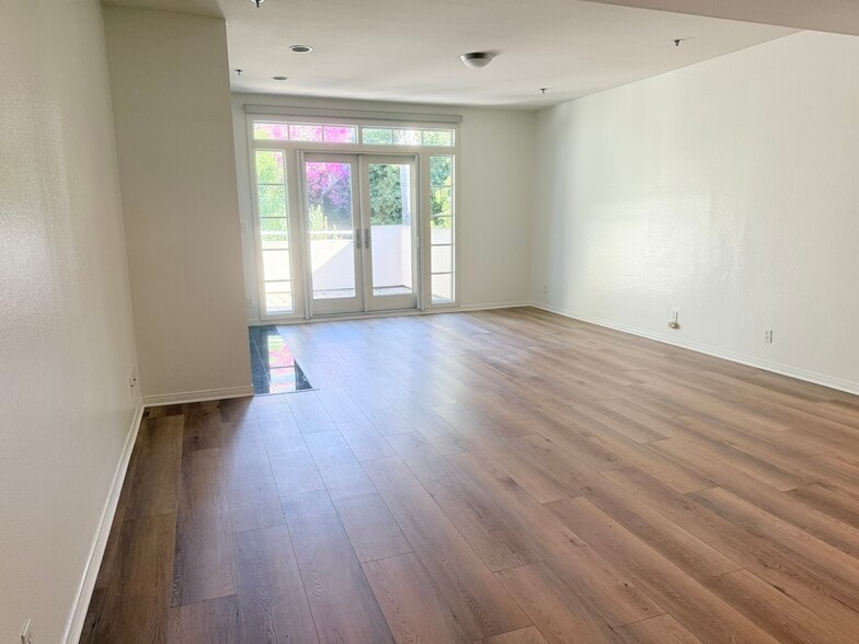 Building Photo - 2222 N Beachwood Dr