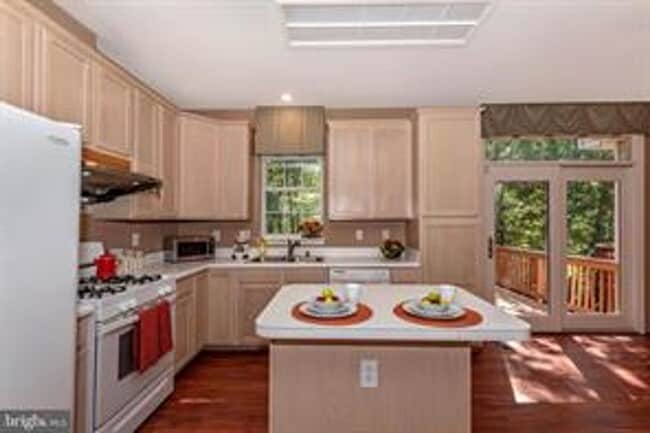 Building Photo - WELL MAINTAINED TOWNHOUSE WITH ONE CAR GARAGE, DECK,