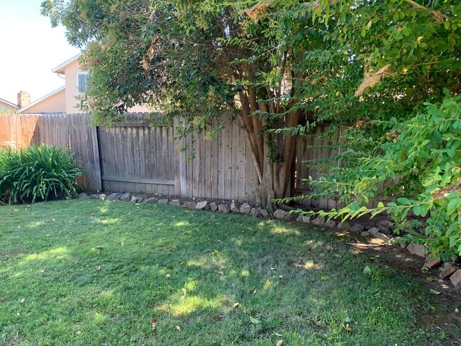 Building Photo - Adorable well maintained 3 bedroom 2 bath ...