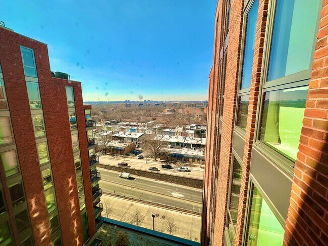 Building Photo - MOVE -IN SPECIAL! Luxury 2 Bedroom, 2.5 ba...