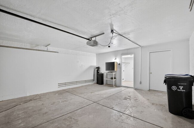 Building Photo - Modern Updated Tempe Townhome Near ASU & Downtown with Resort-Style Amenities