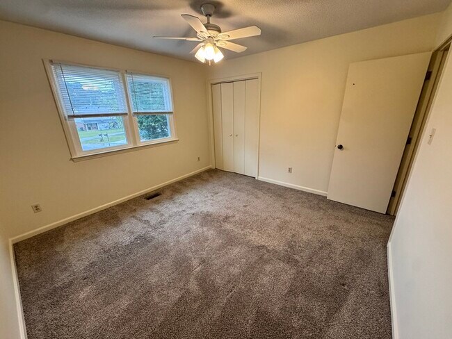 Building Photo - Adorable 2 bed 1 bath townhome! Short Dist...