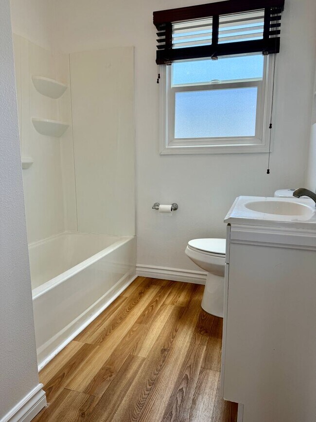 Building Photo - 203B