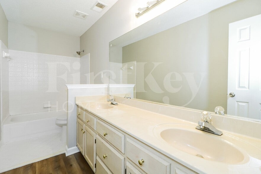 Building Photo - 8827 Dewberry Ln