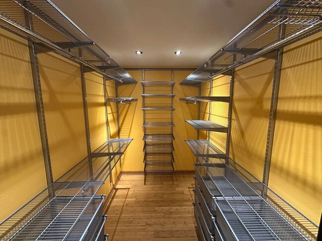 Building Photo - 2Bed/2Bath Corner Condo with Resort Amenities in Playa Del Rey