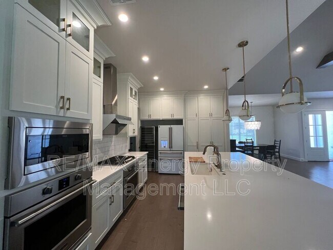 Building Photo - 440 St Claire Dr