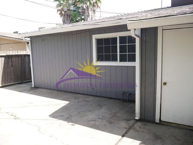 Building Photo - 2801-2803 Lerwick Rd