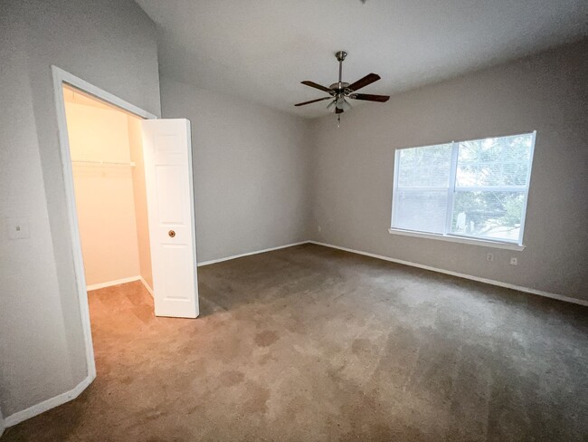 Building Photo - MOVE IN NOW !! Spacious 2bd 2ba on 3rd flo...