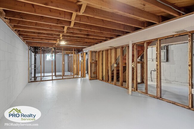 Building Photo - 3 Bedroom Home in Bloomington