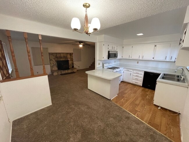 Building Photo - Two story 4 bedroom 2 bath home, Magalia
