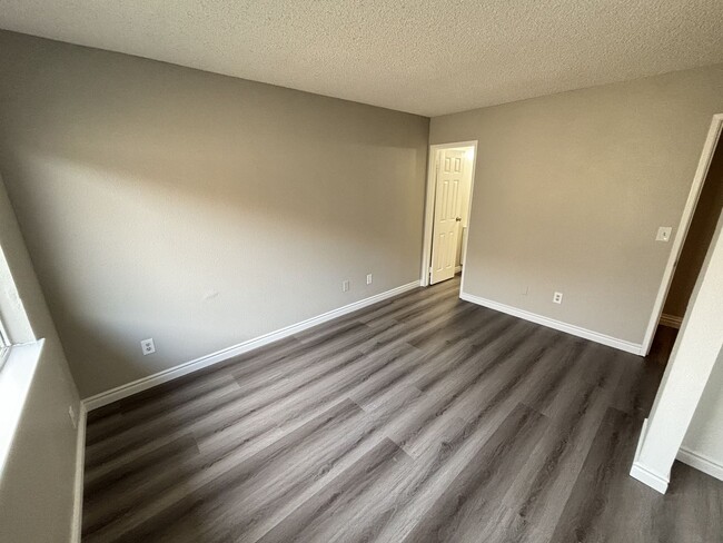 Building Photo - 3431 E Cheyenne Ave