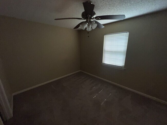 Building Photo - Beautiful 2 Bed, 2.5 Bath townhome on Jefferson Hwy