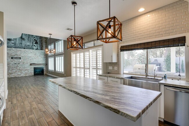 Building Photo - Luxurious 4 bd 3.5 bth Henderson Home in G...