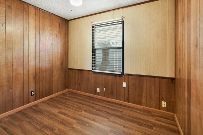 Building Photo - Charming Home Awaits: Spacious & in a Prime Location