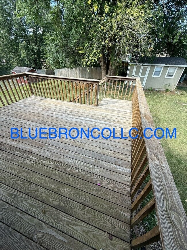 Building Photo - Check out this spacious home with thoughtf...