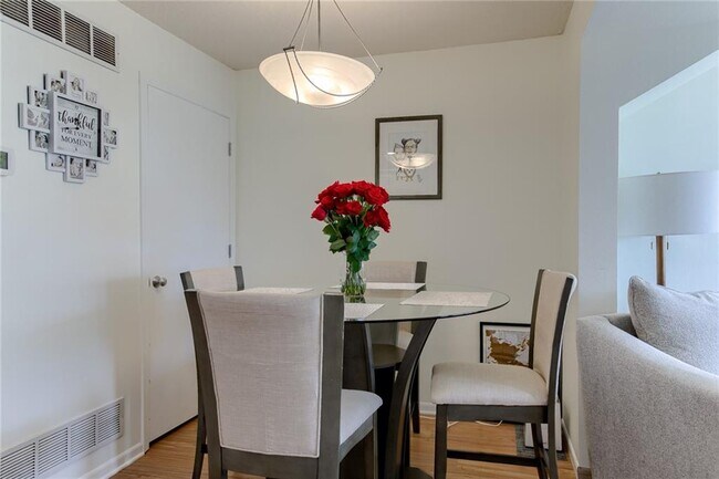 Building Photo - 2157 SW Rambling Vine Rd