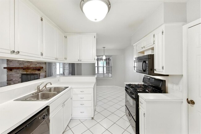 Building Photo - 1009 Rebbeca Dr