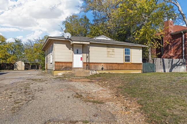 Primary Photo - Improved Price! Cute 2/1 Duplex in Fort Wo...