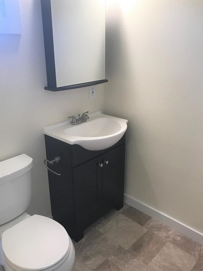 Building Photo - 4550 Lakeshore Blvd