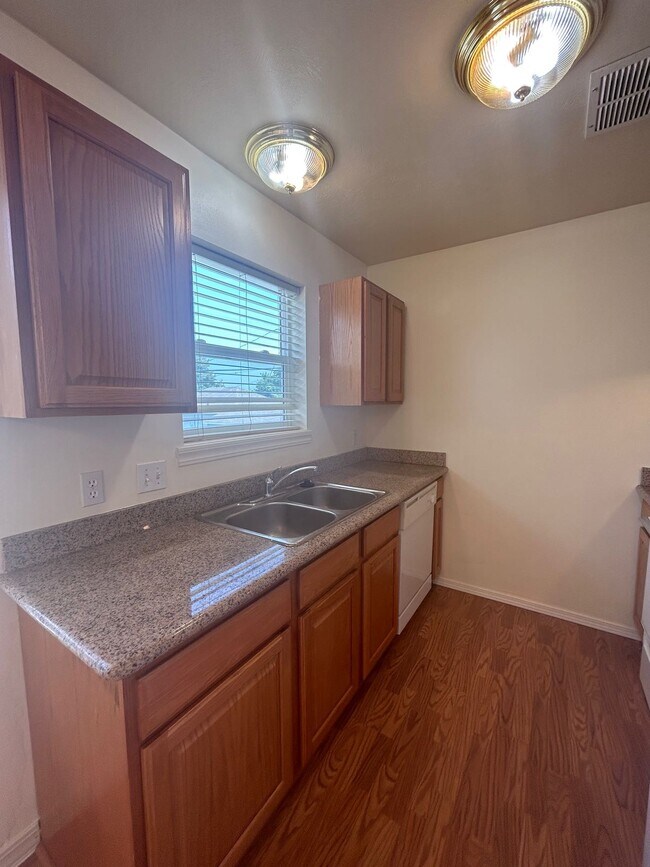 Building Photo - 465 Taft Ave