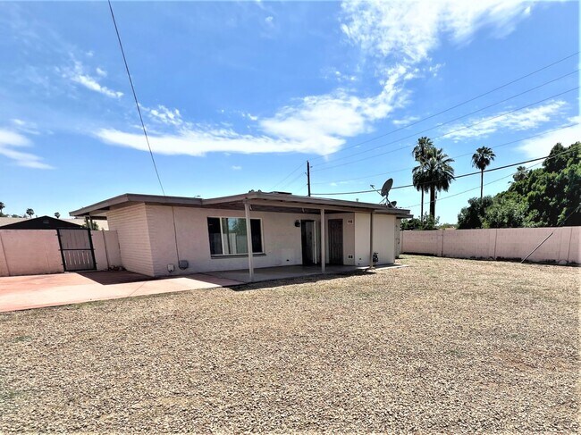 Building Photo - 1524 E Alameda Dr