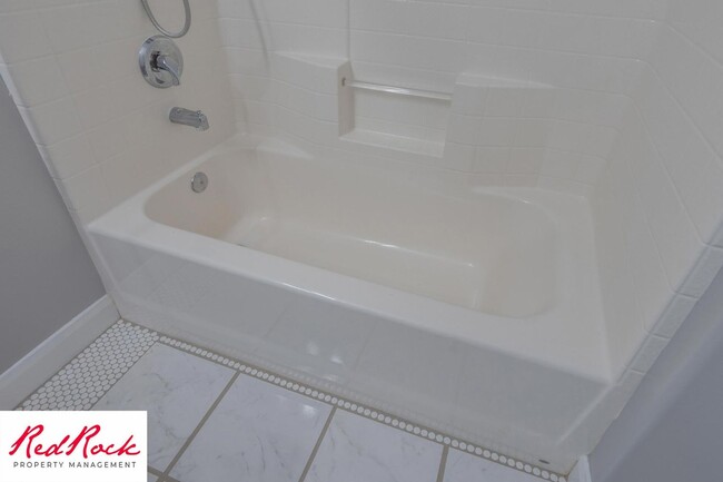 Building Photo - Lovely 2 Bedroom Condo. Pet Friendly!