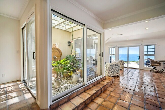 Building Photo - Dream home Located on the Bluff of Southwe...