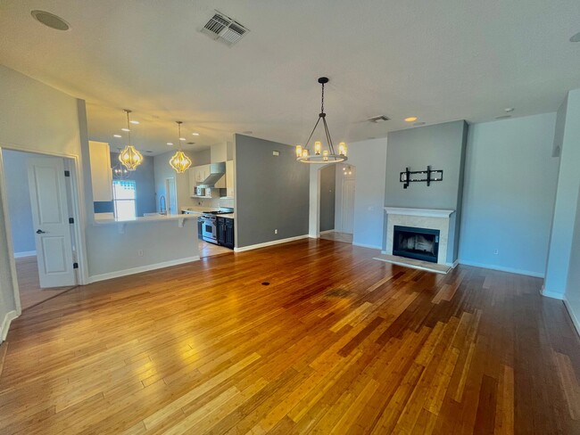 Building Photo - Gorgeous 4 Bed 2 Bath Home for Rent in Apo...