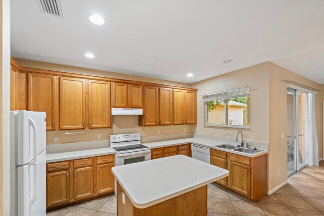 Building Photo - 2567 SE Ruskin Dr