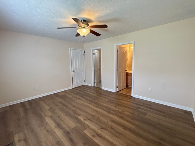 Building Photo - Charming 3 Bedroom Home with Large Yard