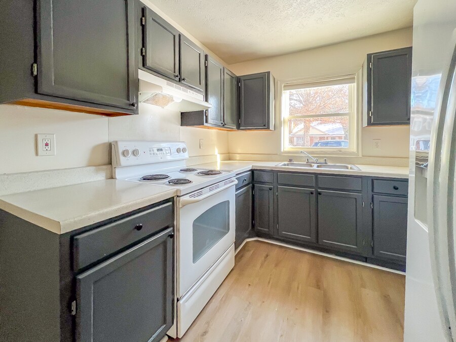 Building Photo - 22 Fox Hill Dr