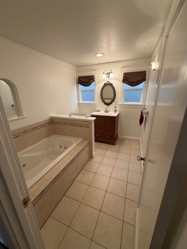 Building Photo - East Sacramento Home | 3 bedroom / 2 bathroom |1 bedroom 1 bath ADU | Available Now!