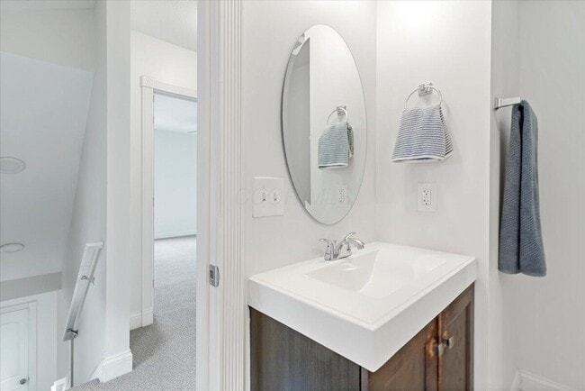 Building Photo - 866 E Starr Ave