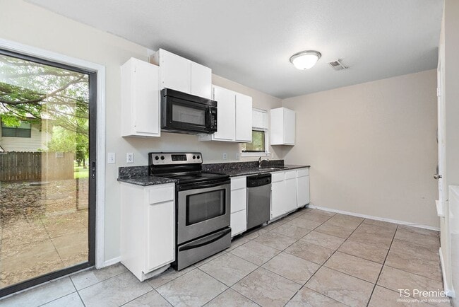 Building Photo - 3 bedroom Townhouse in east Fayetteville