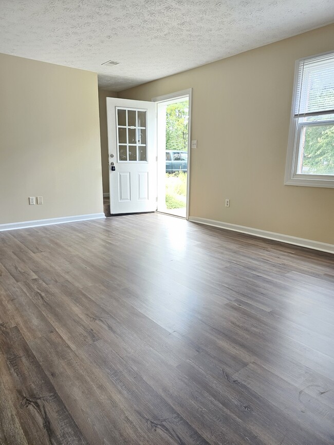 Building Photo - 145 Buckingham Dr