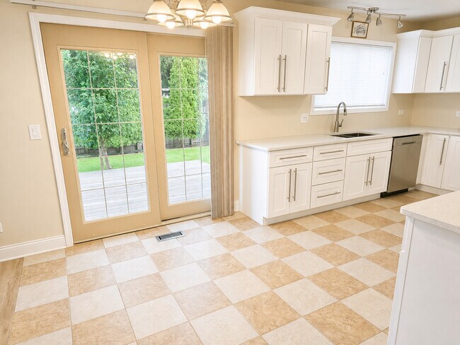 Building Photo - 320 Thistle Dr