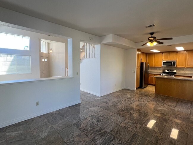 Building Photo - LOVELY 4 BEDROOM HOME IN LAGUNA CREEK!