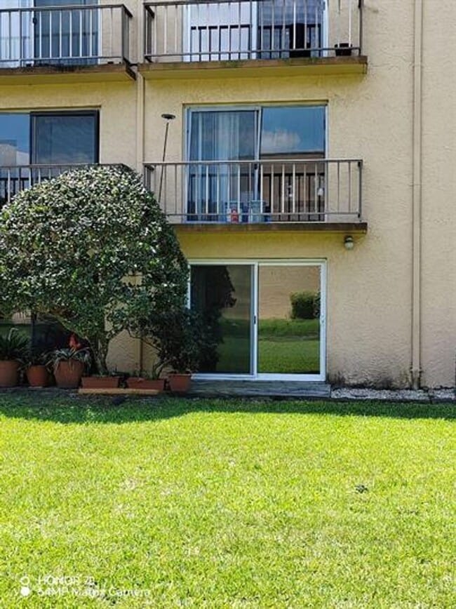 Building Photo - Welcome to Tampa Racquet Club – Where Comfort Meets Convenience!