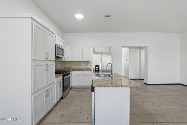 Building Photo - 13817 Summer View Ave