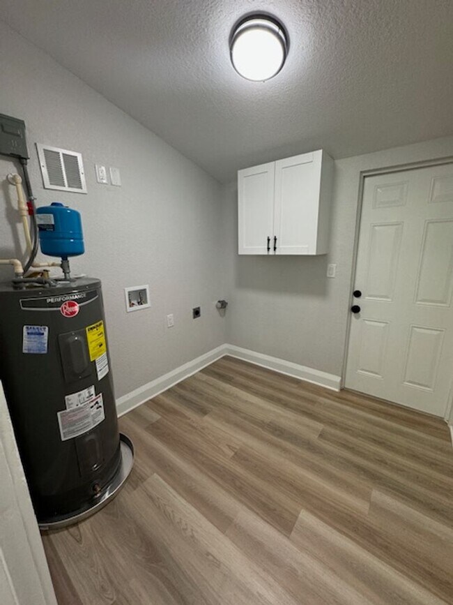 Building Photo - Beautiful 2/2 Bungalow in River Heights!