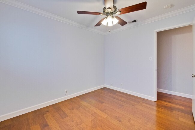 Building Photo - Warm and Inviting 3 bedroom, 2 Bath Home