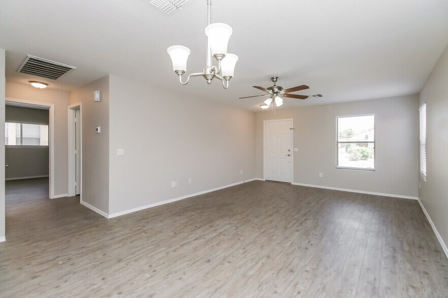 Building Photo - 2879 W Five Mile Peak Dr