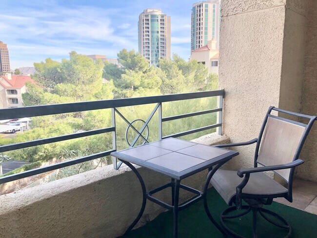 Building Photo - **MOVE-IN-SPECIAL $500 OFF 1st MO RENT** M...
