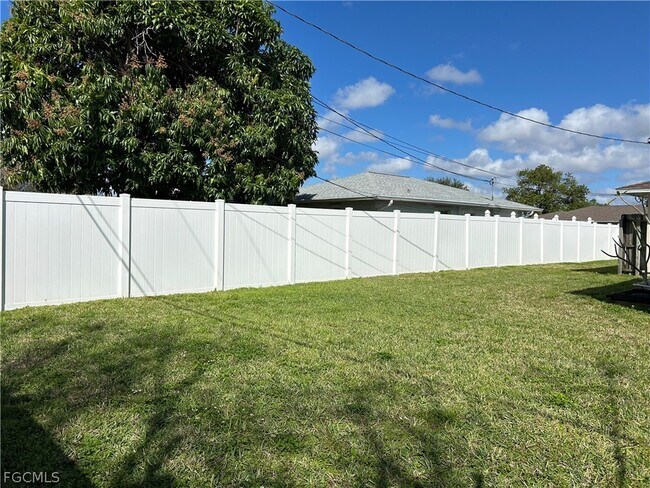 Building Photo - 2128 SE 4th St