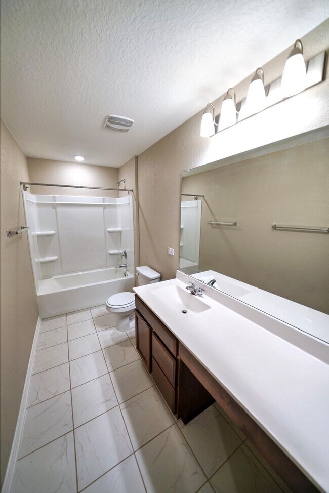 Building Photo - Beautiful 3-Bedroom Home with Flex Space i...