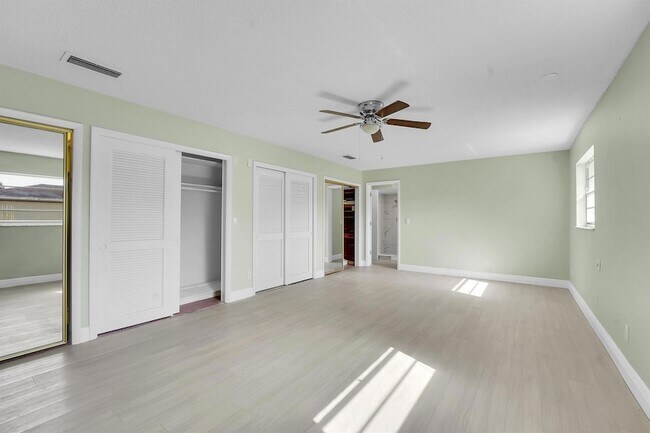 Building Photo - 154 SE Naranja Ave