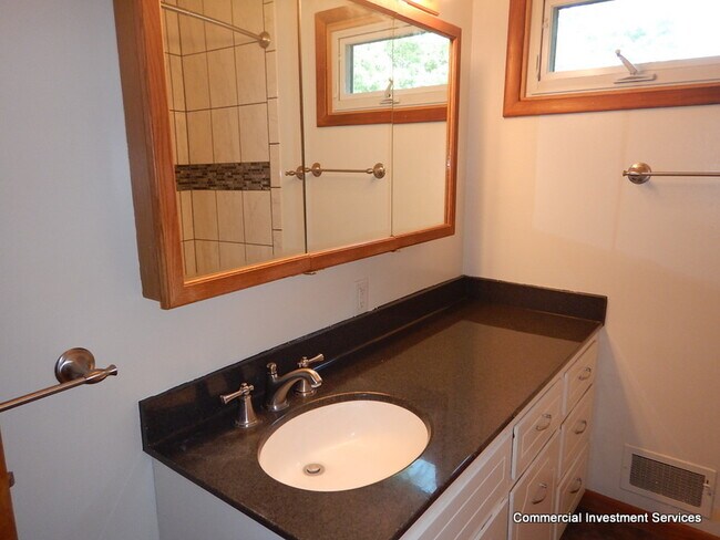 Building Photo - 2214 Anna Ave