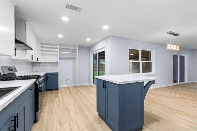 Building Photo - 3306 Crestdale Dr